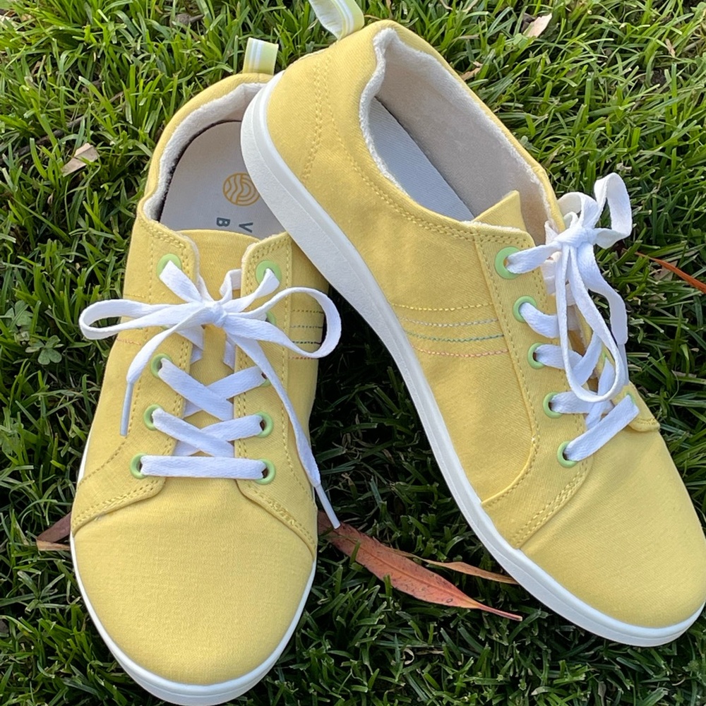 NEW Ladies Size 9 Vionic Sneakers